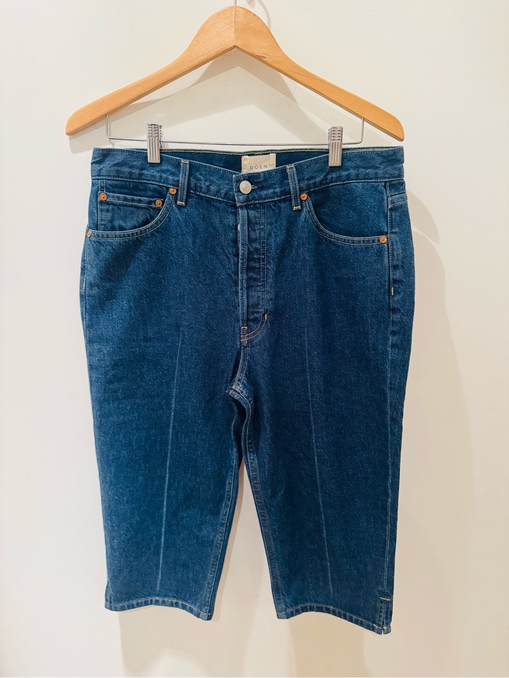 Doen Chantal Capri Jean shorts. Size 30/40.
NWT.